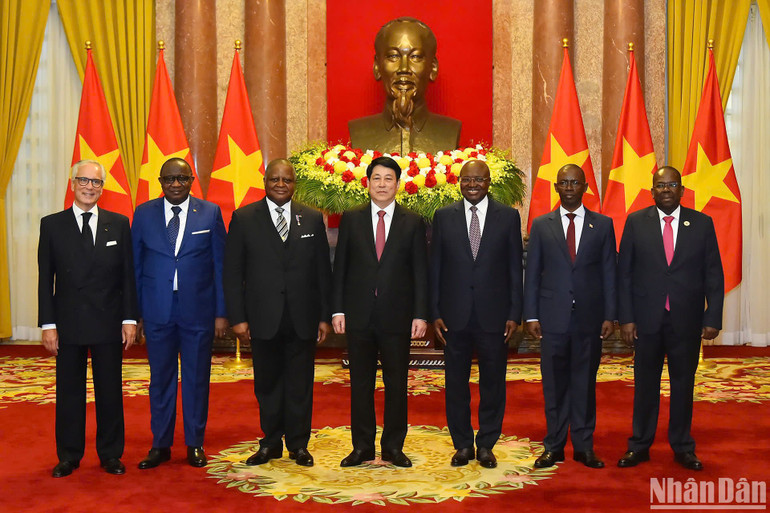 Chủ tịch nước cùng sáu Đại sứ kiêm nhiệm các nước tại lễ trình Quốc thư. (Ảnh THỦY NGUYÊN) Chủ tịch nước cùng sáu Đại sứ kiêm nhiệm các nước tại lễ trình Quốc thư. (Ảnh THỦY NGUYÊN)