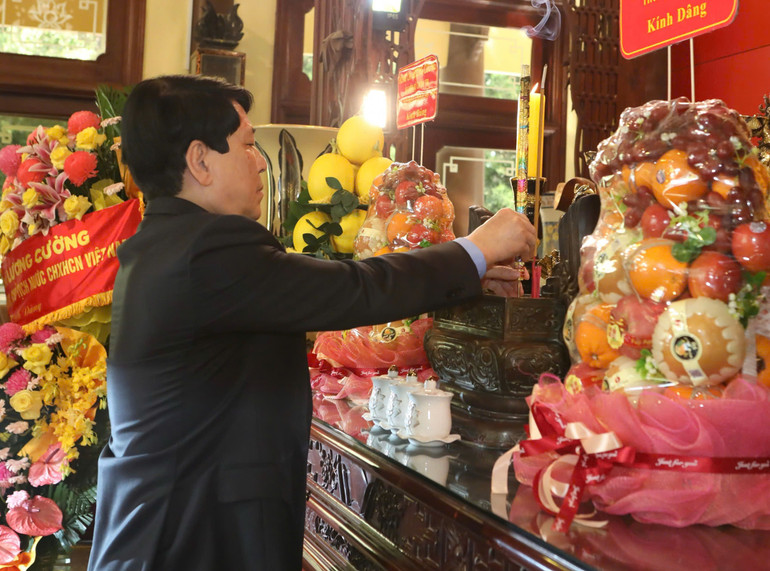 Chủ tịch nước dâng hương Khu lưu niệm Chủ tịch Tôn Đức Thắng.