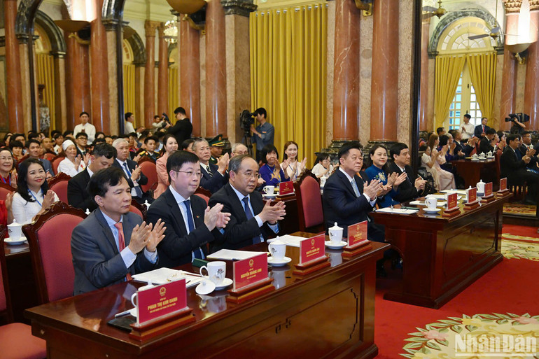 Các đại biểu tham dự buổi gặp mặt.