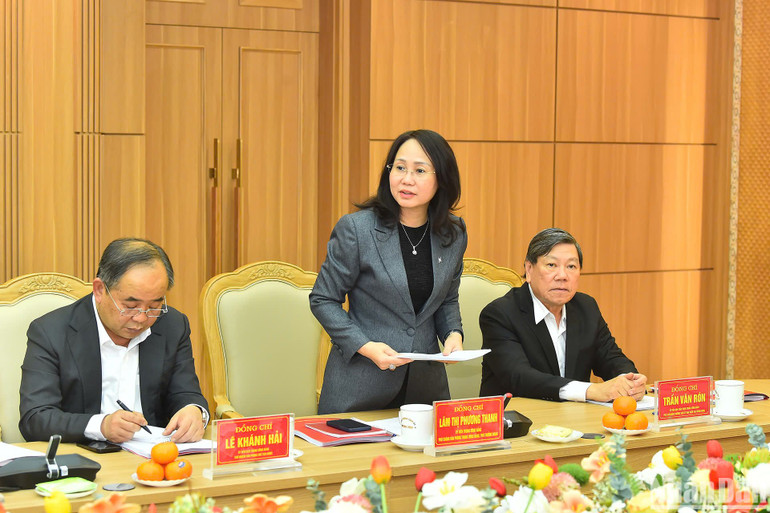 Đồng chí Lâm Thị Phương Thanh trình bày dự thảo báo cáo tại hội nghị.