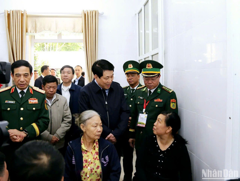 Chủ tịch nước thăm hỏi người dân đến khám, nhận thuốc miễn phí tại Trạm Y tế xã Pa Tần.