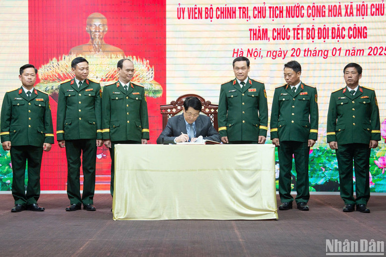 Chủ tịch nước viết lưu bút tại Binh chủng.