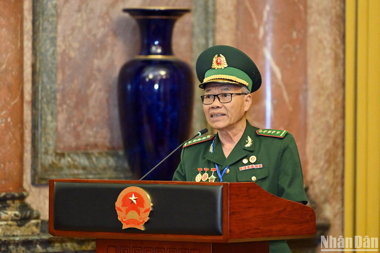 Ông Nguyễn Trung Chắt, bệnh binh, người sáng lập Trung tâm Hy vọng chia sẻ tại buổi gặp mặt.