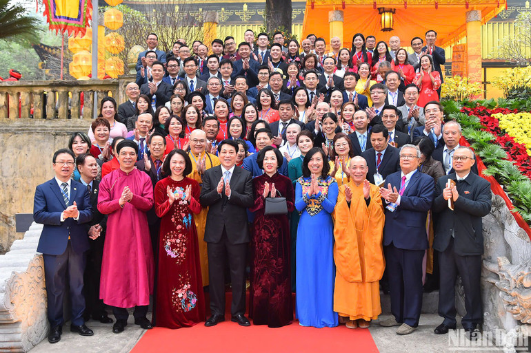 Chủ tịch nước và Phu nhân cùng các đại biểu, bà con kiều bào.