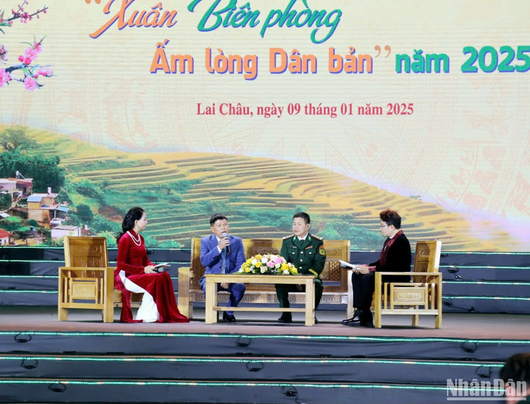 Giao lưu với tấm gương điển hình tại chương trình.