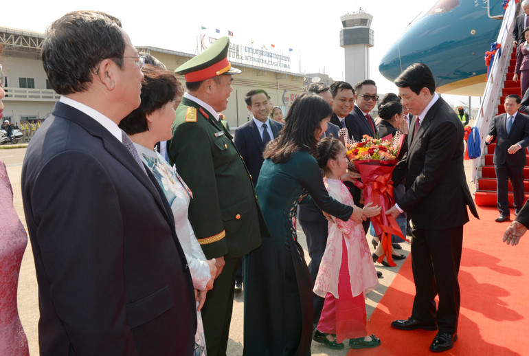 Chủ tịch nước Lương Cường đến Viêng Chăn, bắt đầu thăm cấp Nhà nước tới Lào.