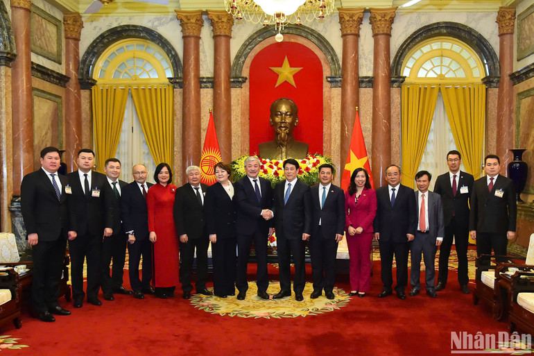 Chủ tịch nước Lương Cường và Thủ tướng Cộng hòa Kyrgyzstan Adylbek Kasymaliev cùng các đại biểu tại buổi tiếp.