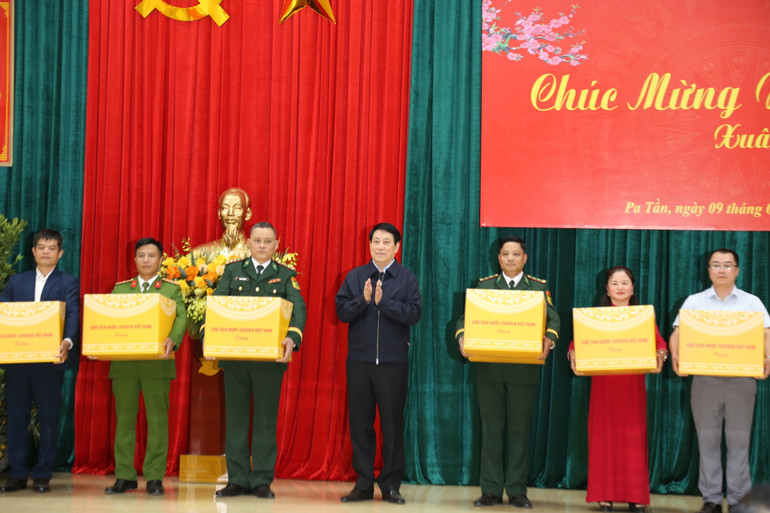 Chủ tịch nước trao tặng quà cho đại diện các cơ quan, đơn vị trên địa bàn.