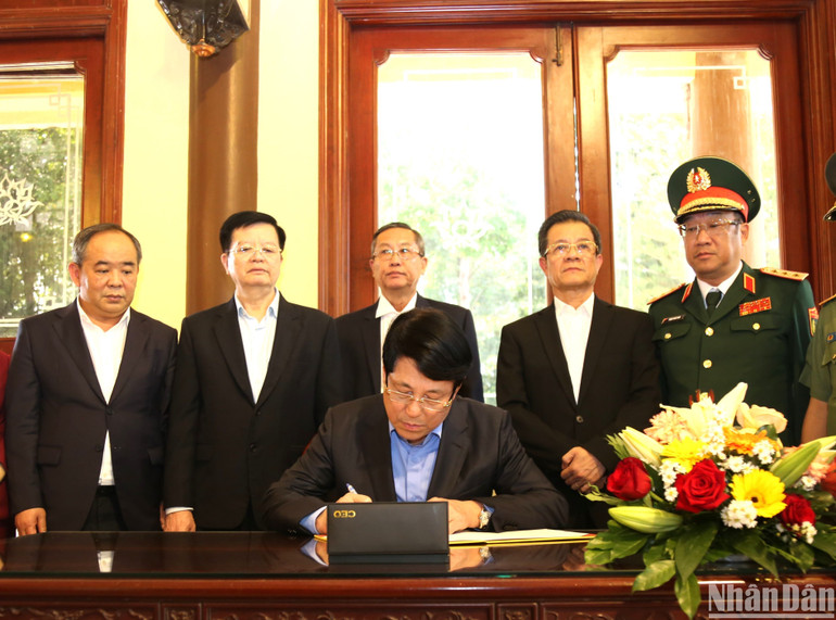 Chủ tịch nước viết lưu bút tại Khu lưu niệm Chủ tịch Tôn Đức Thắng.