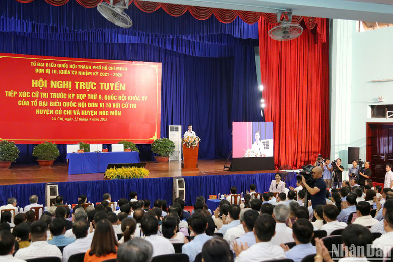 Toàn cảnh buổi tiếp xúc.