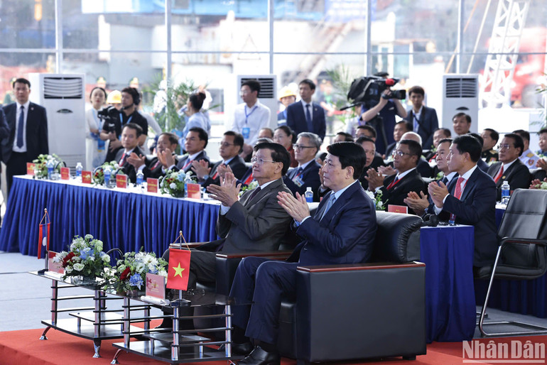 Chủ tịch nước Lương Cường và Tổng Bí thư, Chủ tịch nước Lào Thongloun Sisoulith dự lễ khánh thành.