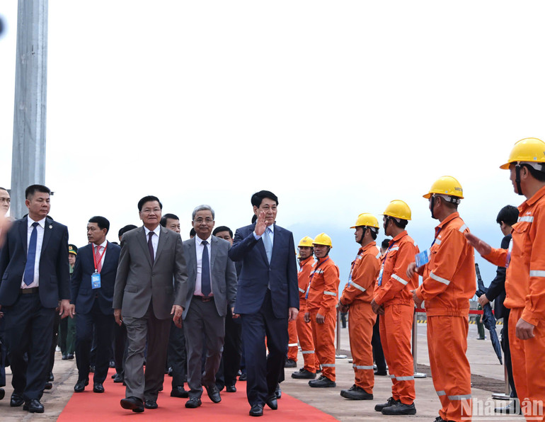 Chủ tịch nước Lương Cường và Tổng Bí thư, Chủ tịch nước Lào Thongloun Sisoulith dự lễ khánh thành.