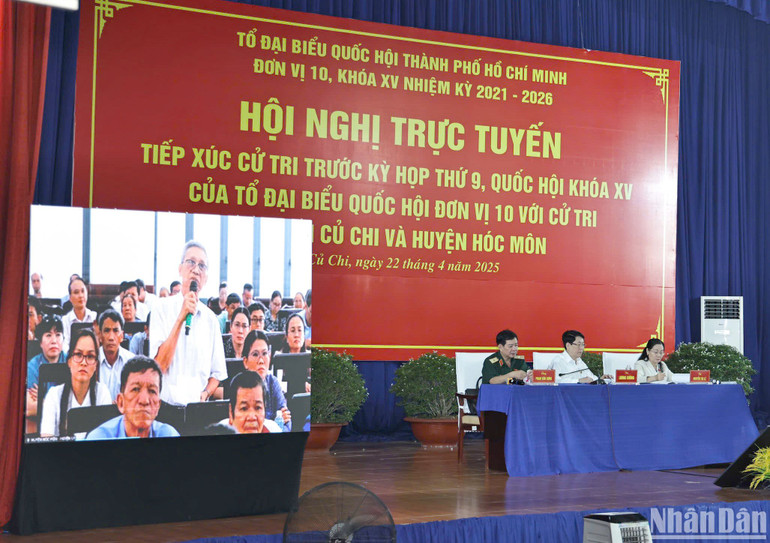 Cử tri huyện Hóc Môn nêu kiến nghị trực tuyến.