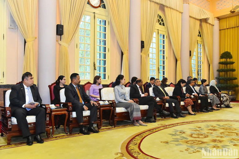 Các Đại sứ, Đại biện tham dự buổi tiếp.