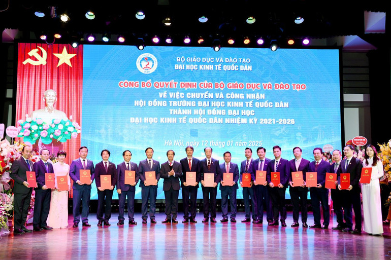 Bộ trưởng Nguyễn Kim Sơn trao quyết định chuyển và công nhận Hội đồng Trường đại học Kinh tế Quốc dân thành Hội đồng Đại học Kinh tế Quốc dân