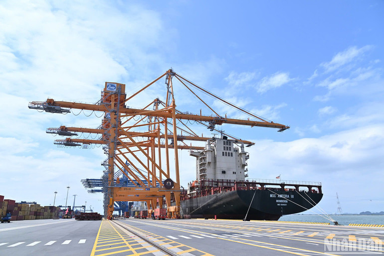 Một góc bến cảng container quốc tế số 3 và 4 Lạch Huyện. Một góc bến cảng container quốc tế số 3 và 4 Lạch Huyện.