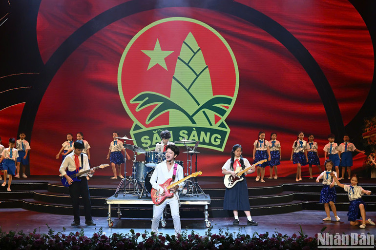 Đại biểu cháu ngoan Bác Hồ tiêu biểu Cao Phú Quý (đoàn Hà Nội) biểu diễn tiết mục văn nghệ tại buổi lễ. Đại biểu cháu ngoan Bác Hồ tiêu biểu Cao Phú Quý (đoàn Hà Nội) biểu diễn tiết mục văn nghệ tại buổi lễ.