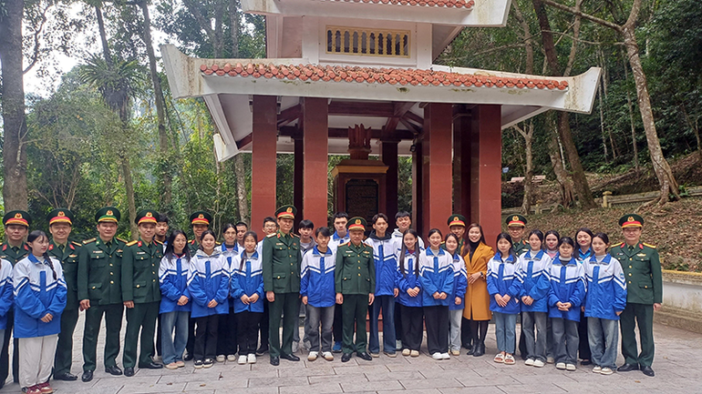 Đoàn đại biểu Tổng cục Chính trị Quân đội nhân dân Việt Nam và học sinh tại Nhà bia trong Khu di tích quốc gia đặc biệt rừng Trần Hưng Đạo. Đoàn đại biểu Tổng cục Chính trị Quân đội nhân dân Việt Nam và học sinh tại Nhà bia trong Khu di tích quốc gia đặc biệt rừng Trần Hưng Đạo.