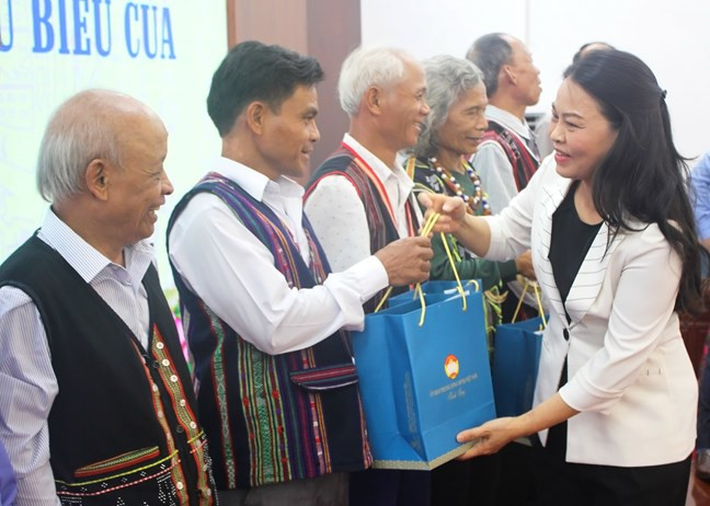 Phó Chủ tịch, Tổng Thư ký Ủy ban Trung ương Mặt trận Tổ quốc Việt Nam Nguyễn Thị Thu Hà trao quà tặng các đại biểu dự gặp mặt (Ảnh: Tiến Đạt)