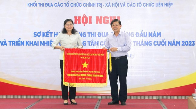 Trung ương Hội Liên hiệp Phụ nữ Việt Nam nhận Cờ thi đua của Thủ tướng Chính phủ tặng. (Ảnh: HƯƠNG ĐẠT) Trung ương Hội Liên hiệp Phụ nữ Việt Nam nhận Cờ thi đua của Thủ tướng Chính phủ tặng. (Ảnh: HƯƠNG ĐẠT)