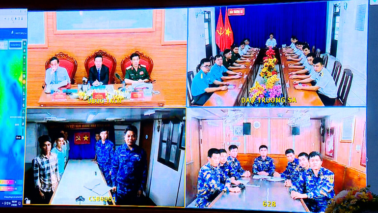 Cán bộ, chiến sĩ và người dân tại buổi làm việc.