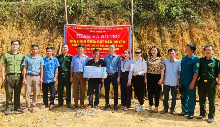 Lãnh đạo Hội đồng nhân dân tỉnh thường xuyên tổ chức thăm hỏi, hỗ trợ các gia đình có hoàn cảnh khó khăn. Lãnh đạo Hội đồng nhân dân tỉnh thường xuyên tổ chức thăm hỏi, hỗ trợ các gia đình có hoàn cảnh khó khăn.