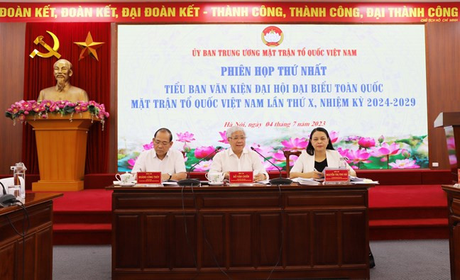 Các đồng chí chủ trì phiên họp. (Ảnh: HƯƠNG QUẢNG)