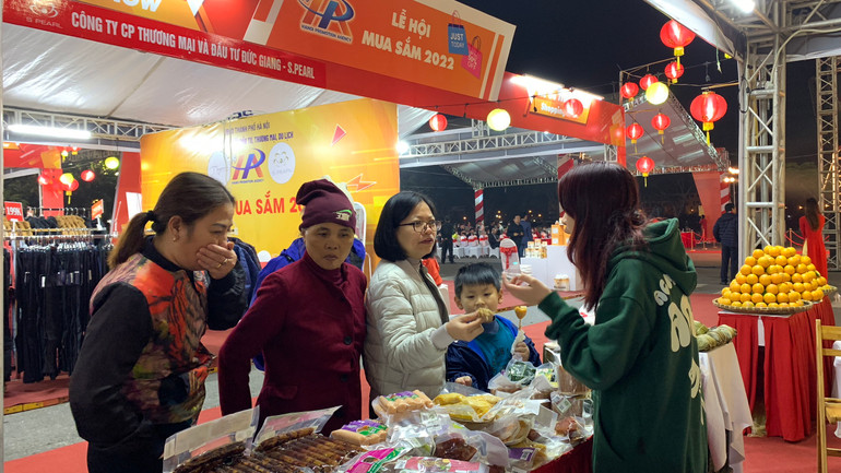 Các đặc sản vùng miền cùng các sản phẩm OCOP thu hút người tiêu dùng tham quan mua sắm.