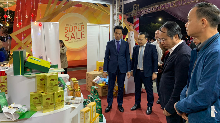 Các đại biểu tham quan các gian hàng.