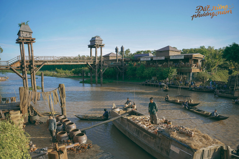Cảnh quay Chợ nổi thập niên 1920 lột tả nét sinh hoạt nhộn nhịp, sầm uất đặc trưng Nam Bộ.