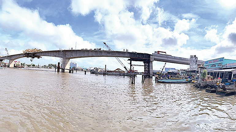 Các nhịp của cầu đã nối liền nhau từ bờ nam sang bờ bắc sông Ông Đốc.