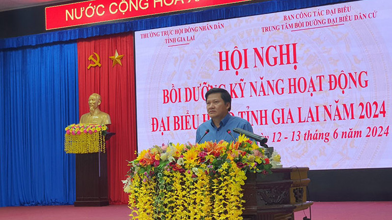 Ông Trương Văn Đạt, Ủy viên Ban Thường vụ Tỉnh ủy, Phó chủ tịch Thường trực Hội đồng nhân dân tỉnh Gia Lai phát biểu khai mạc lớp tập huấn. Ông Trương Văn Đạt, Ủy viên Ban Thường vụ Tỉnh ủy, Phó chủ tịch Thường trực Hội đồng nhân dân tỉnh Gia Lai phát biểu khai mạc lớp tập huấn.