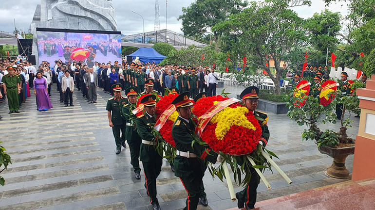 Đại diện lãnh đạo Quân khu 5, Binh đoàn 15 dâng hoa tưởng niệm các anh hùng liệt sĩ Đăk Pơ.