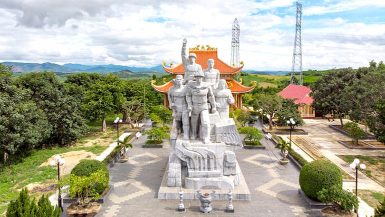 Tượng đài chiến thắng Đak Pơ.