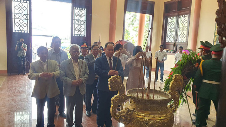 Đại diện lãnh đạo Tỉnh ủy, Hội đồng nhân dân, Ủy ban nhân dân, Ủy ban Mặt trận Tổ quốc Việt Nam tỉnh Gia Lai dâng hương các anh hùng liệt sĩ trước khi vào lễ kỷ niệm.