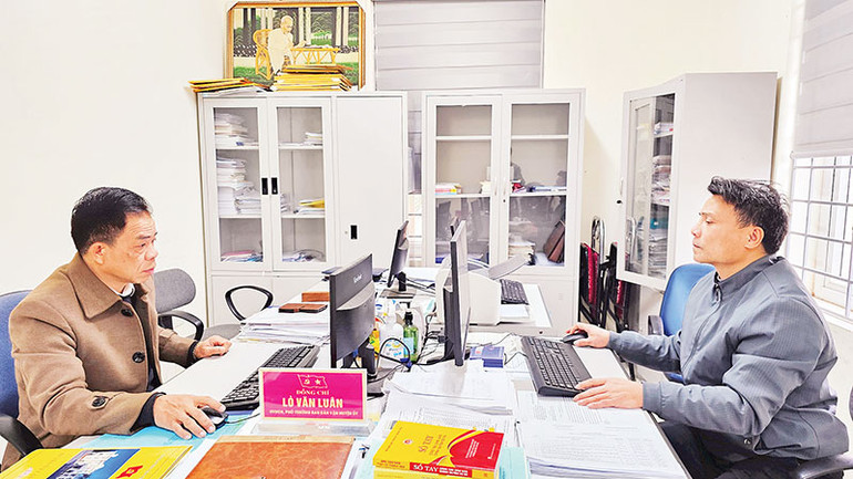 Cán bộ ban Dân vận Huyện ủy Lang Chánh bảo đảm nền nếp làm việc.