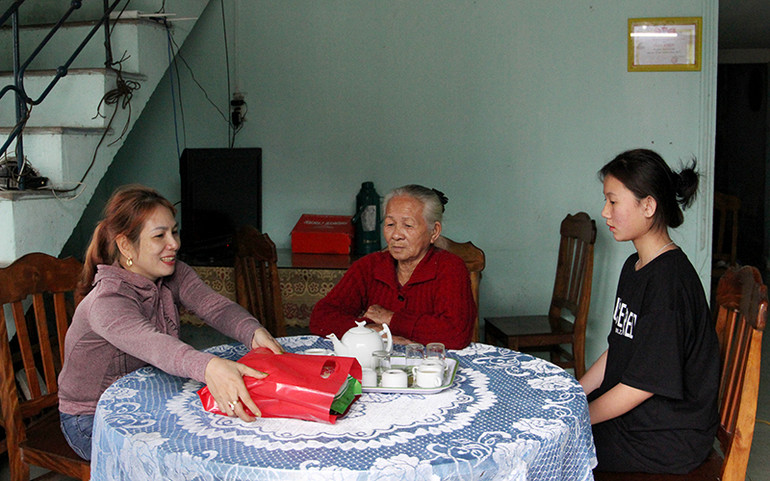 Hội viên phụ nữ phường Hòa Thọ Tây (Đà Nẵng) thường xuyên đến thăm hỏi gia đình có trẻ được nhận đỡ đầu. (Ảnh THANH TÂM)