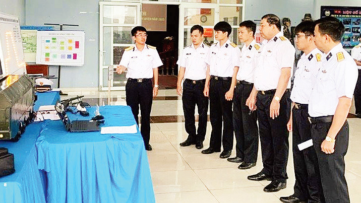 Các đội thi thuyết minh về mô hình huấn luyện tại hội thi.