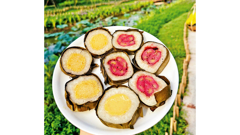 Bánh tét truyền thống được Khu du lịch Thiên đường sắc hoa Duyên Nhứt, làng hoa Sa Ðéc đãi du khách hằng ngày. Bánh tét truyền thống được Khu du lịch Thiên đường sắc hoa Duyên Nhứt, làng hoa Sa Ðéc đãi du khách hằng ngày.