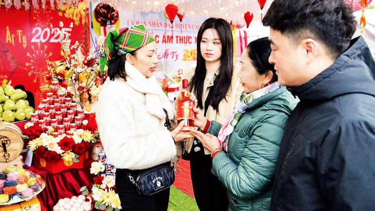 Du khách tham quan, mua sắm tại Lễ hội Văn hóa ẩm thực Xứ Lạng xuân Ất Tỵ năm 2025. (Ảnh TUYẾT MAI) Du khách tham quan, mua sắm tại Lễ hội Văn hóa ẩm thực Xứ Lạng xuân Ất Tỵ năm 2025. (Ảnh TUYẾT MAI)