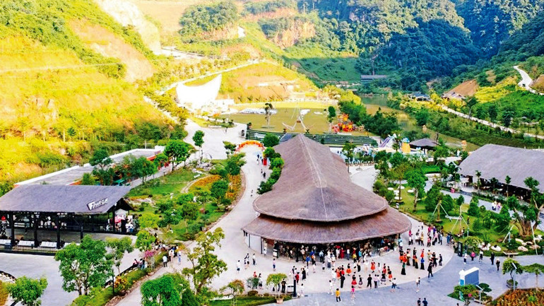 Khu du lịch Mộc Châu Island thu hút đông đảo du khách dịp Tết Nguyên đán. (Ảnh Huy Thành)