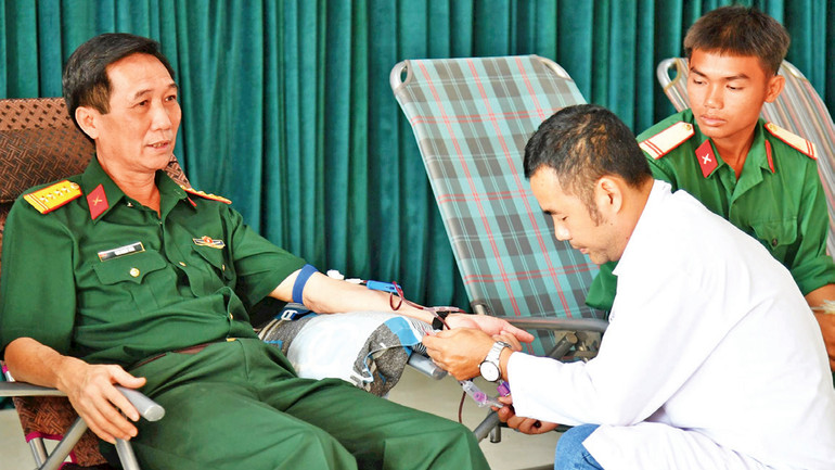 Cán bộ, chiến sĩ Bộ Chỉ huy quân sự tỉnh Kiên Giang tham gia hiến máu tình nguyện. Cán bộ, chiến sĩ Bộ Chỉ huy quân sự tỉnh Kiên Giang tham gia hiến máu tình nguyện.