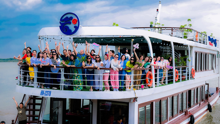 Khách du lịch phấn khởi khi được trải nghiệm du lịch trên sông Hồng.