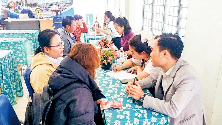 Phiên giao dịch việc làm đầu năm 2025 tại Trung tâm Dịch vụ việc làm Ðà Nẵng cơ sở quận Cẩm Lệ.