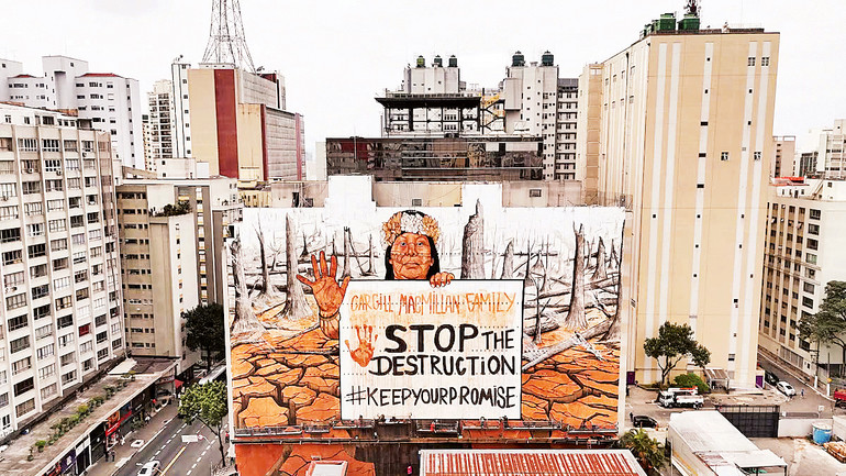 Bức tranh tường vẽ bằng tro cháy rừng ở Brazil. Ảnh: Reuters