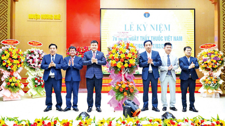 Ðại diện chính quyền và ngành y tế huyện Hương Khê tại lễ mít-tinh chào mừng Ngày Thầy thuốc Việt Nam.