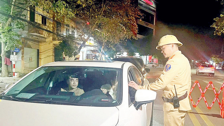 Lực lượng Cảnh sát giao thông, Công an thành phố Tuyên Quang ra quân xử lý vi phạm về nồng độ cồn. (Ảnh Nhật Quang)