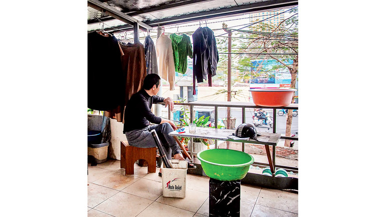 Nhiều khu tập thể giữa lòng Hà Nội như Thành Công, Giảng Võ, Ngọc Khánh đã xuống cấp, không bảo đảm an toàn nhưng một số gia đình vẫn cố bám trụ.