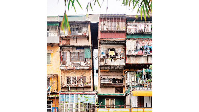 Nhà tập thể G6A Thành Công đơn nguyên 1-2 bị nghiêng đổ và tách rời, khe hở khoảng hơn 1m.