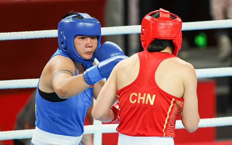 Võ sĩ Lưu Diễm Quỳnh (bên trái) thi đấu tại trận bán kết. Võ sĩ Lưu Diễm Quỳnh (bên trái) thi đấu tại trận bán kết.